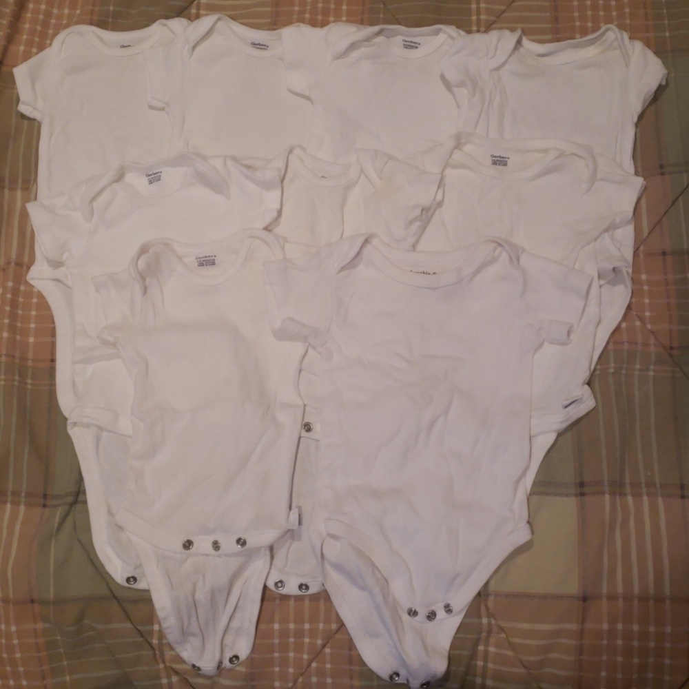 Set of 9 onesies (3-6 month)